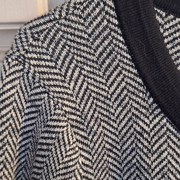 Nouveaux Women's Sweater SzM Knit Gray/Blk Contrast 3Button Closure Nice Look - Picture 3 of 7